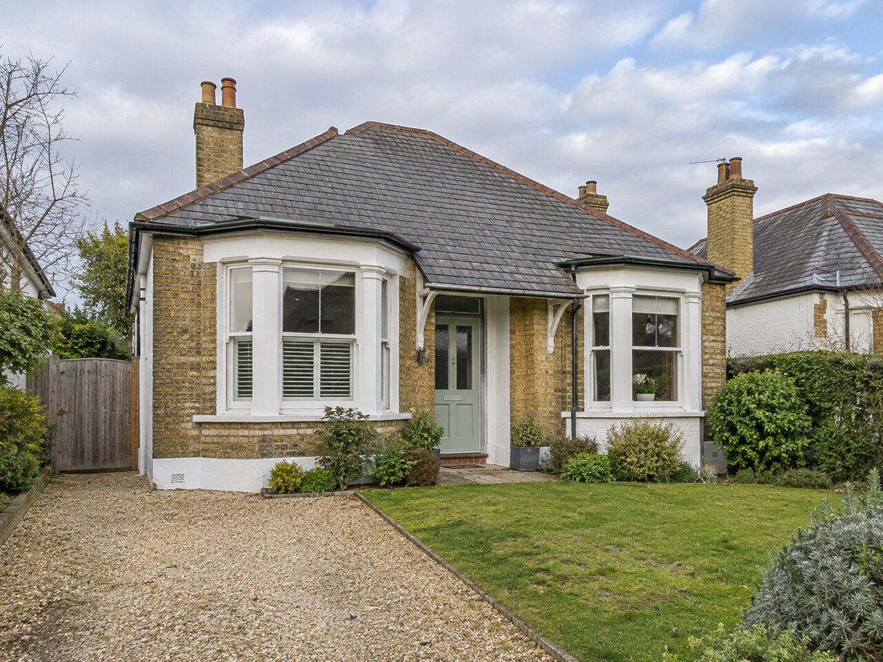 2 bed bungalow photo 1