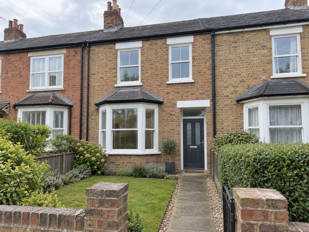 2 bed terraced house photo 1