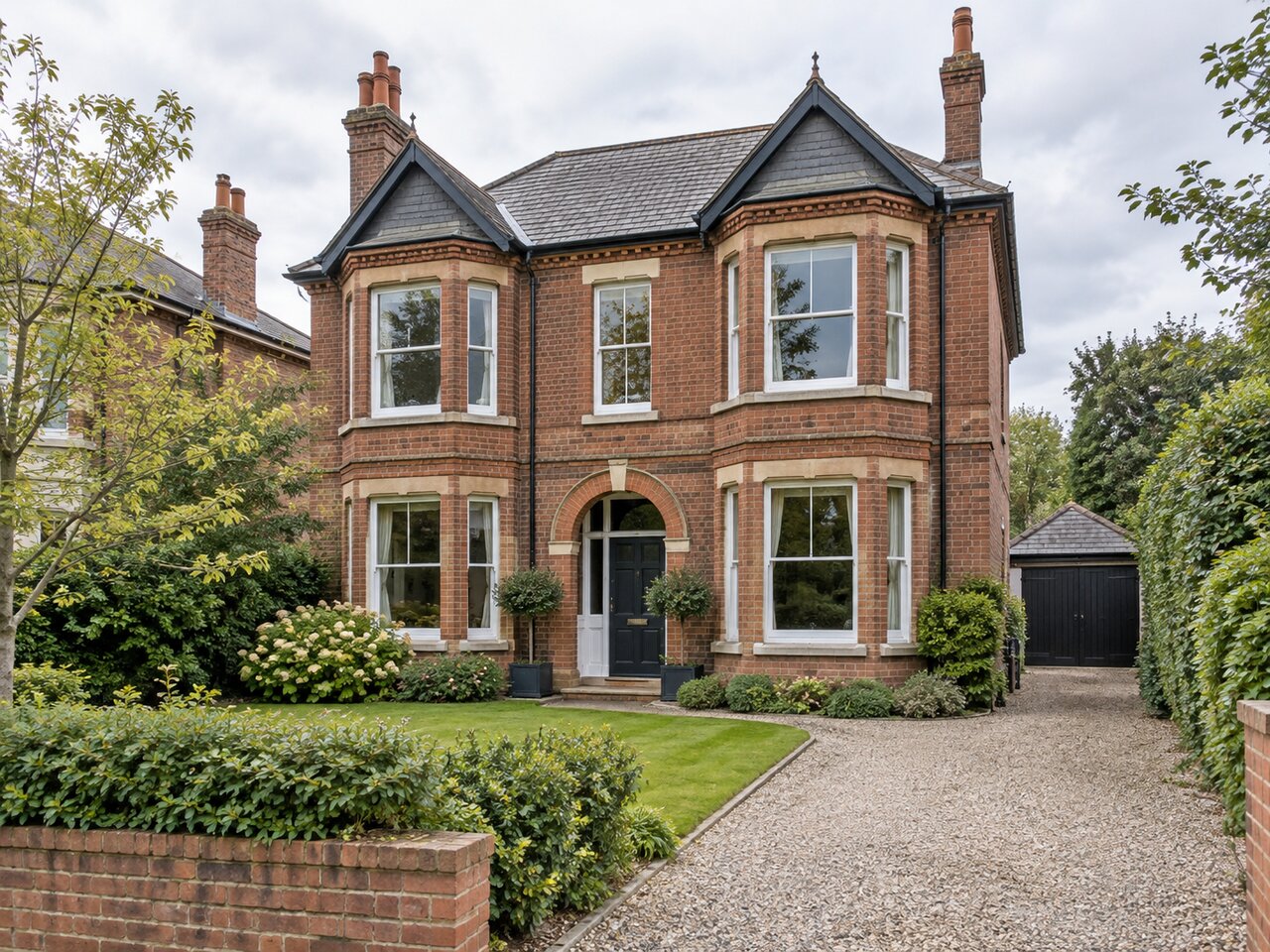 4 bed detached house photo 1