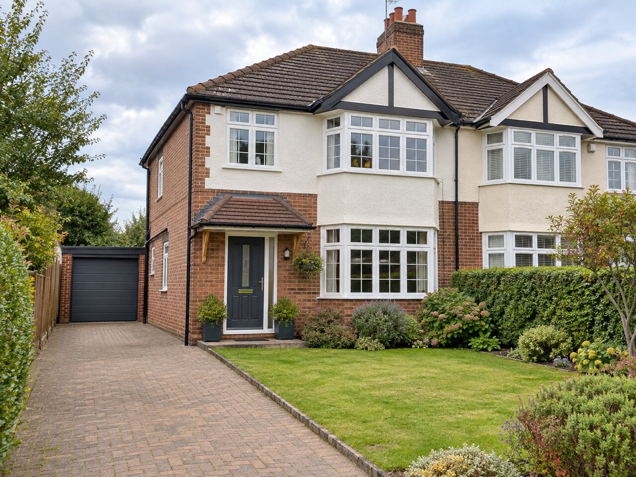 4 bed semi-detached house photo 1