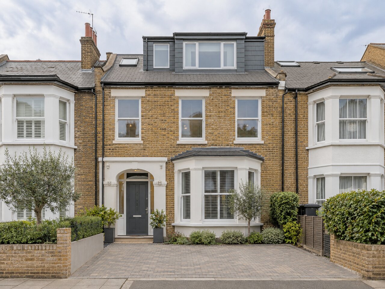 4 bed terraced house photo 1