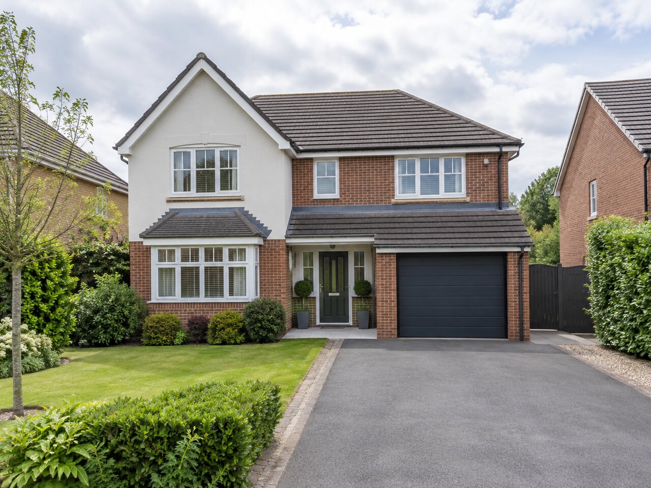 4 bed detached house photo 1